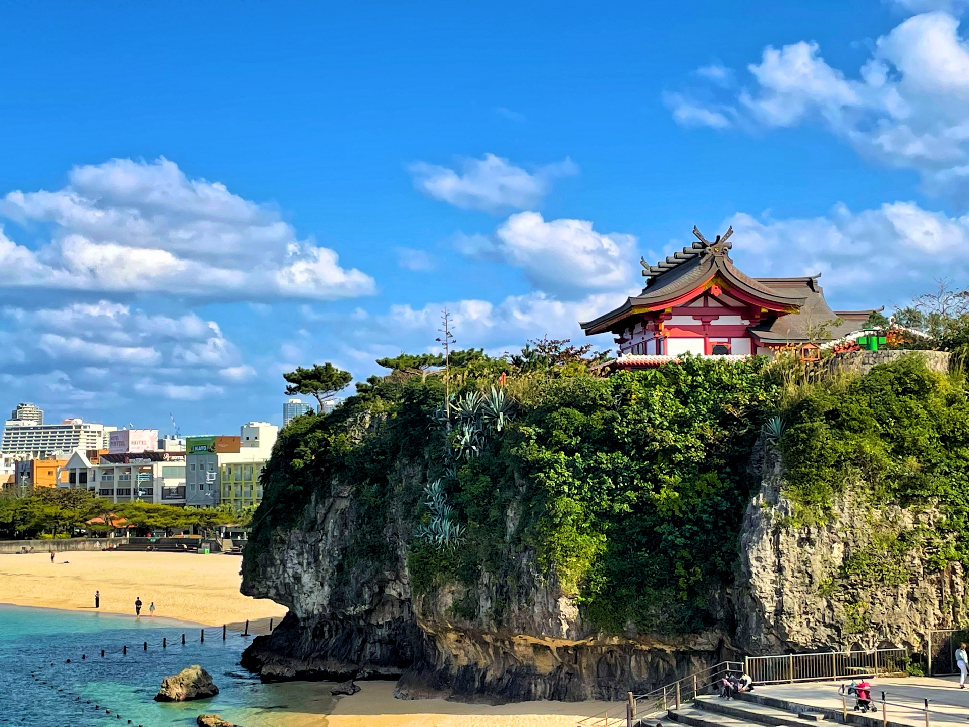 波上宮の朱色の社殿と境内の風景